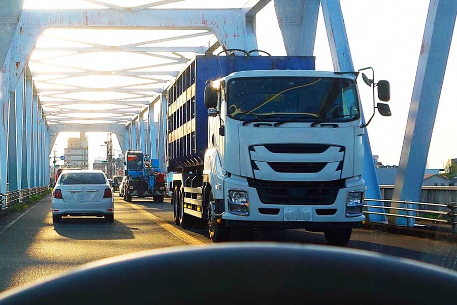 物流トラック（画像：写真AC）