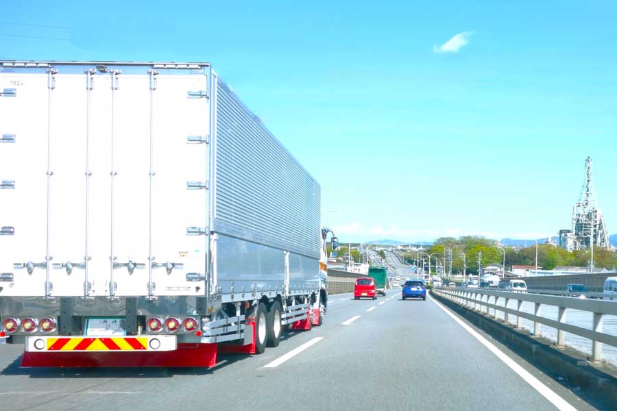 物流トラック（画像：写真AC）