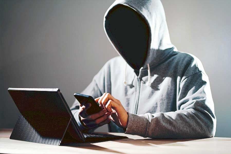 SNSで悪評を広める人のイメージ（画像：写真AC）