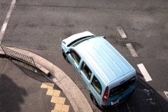 左折ウインカーで右に振る？ 2割が犯す「あおりハンドル」の危険！ 自転車・歩行者とのニアミス多発の現実とは