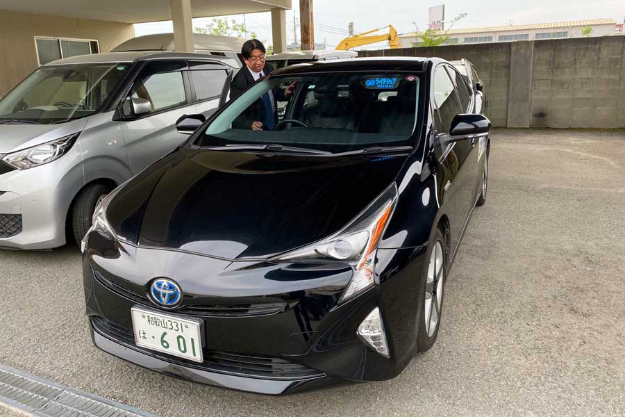 和歌山市の事業所から客を迎えに出るユタカ交通の永井さん（画像：高田泰）