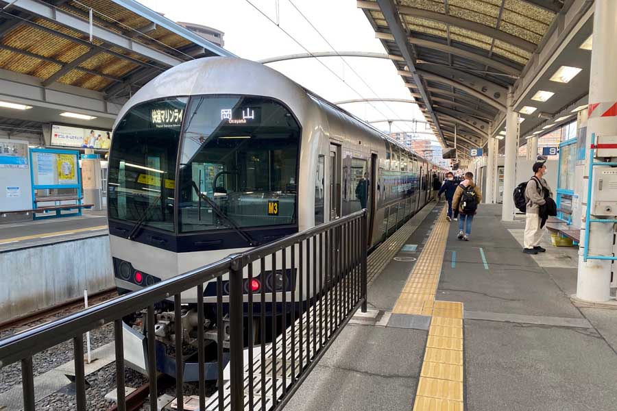 JR高松駅で出発を待つ快速マリンライナー（画像：高田泰）