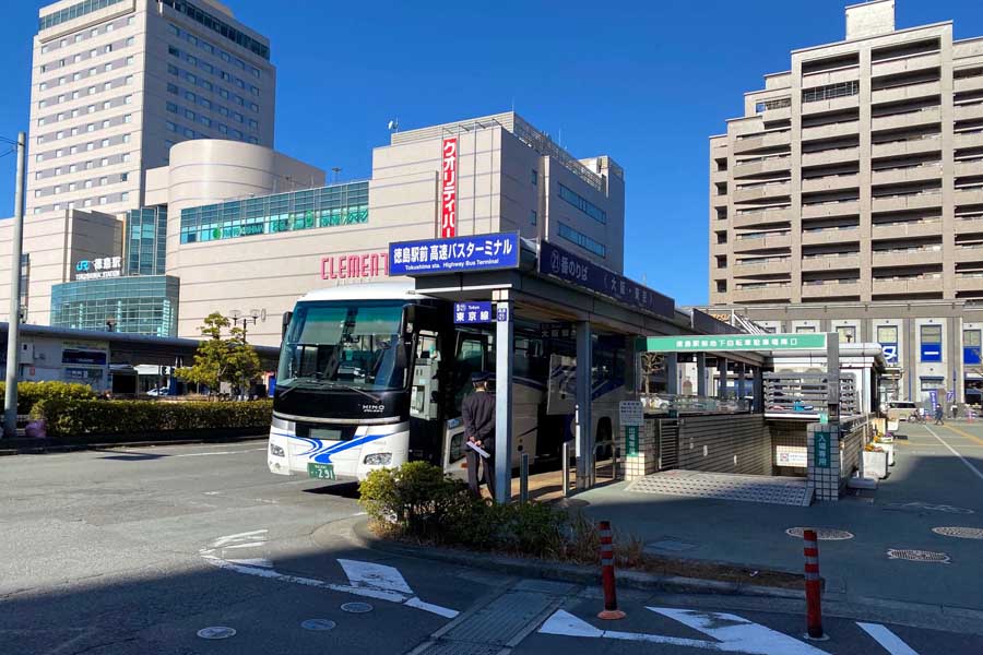 高頻度で関西行きが発車するJR徳島駅前の高速バス乗り場（画像：高田泰）