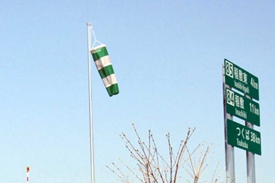 高速道路に設置されている吹き流し（画像：NEXCO東日本）