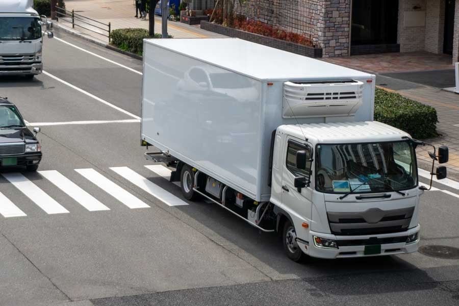 トラック（画像：写真AC）