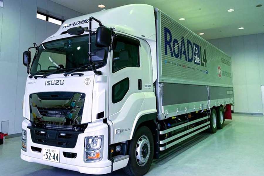 いすゞとUDトラックス、新東名高速道路で自動運転大型トラックの公道実証を開始（画像：いすゞ自動車、UDトラックス）