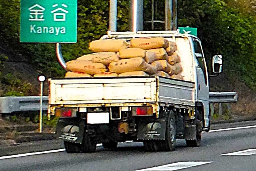 トラック（画像：写真AC）