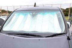 車内80℃の「猛暑地獄」を変える！ いま「巻く」サンシェードが大注目なワケ、旧タイプとの決定的な差とは？