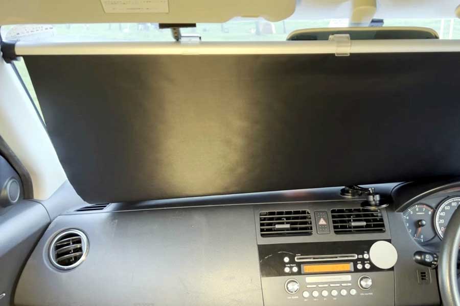 車中泊に最適なロール式サンシェード（画像：UI）