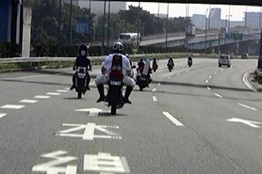 高速道路を集団で走行するバイク（画像：警視庁）