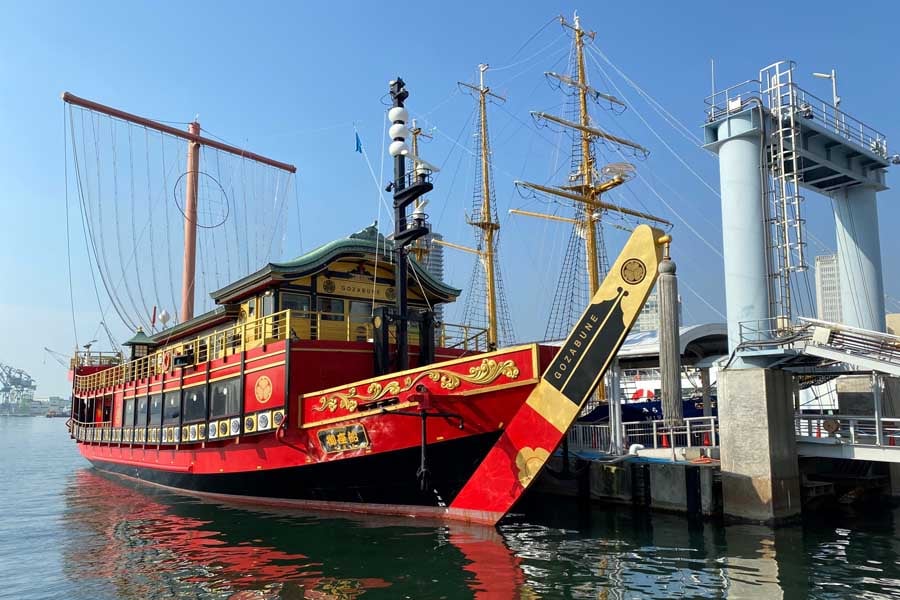 中突堤・新港エリアに停泊する遊覧船（画像：高田泰）