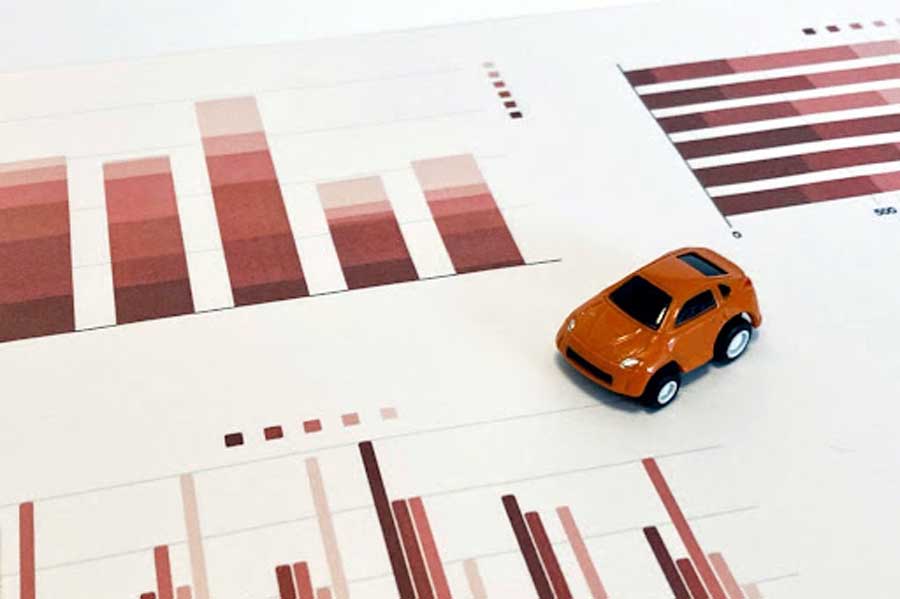 自動車とデータのイメージ(画像:写真AC)