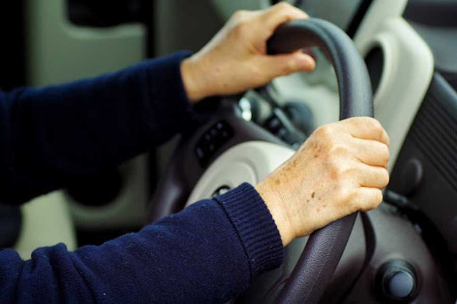 高齢者の運転イメージ(画像:写真AC)