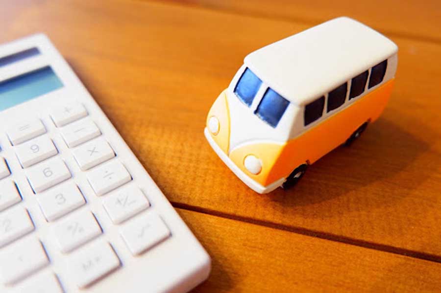 自動車とコストのイメージ(画像:写真AC)