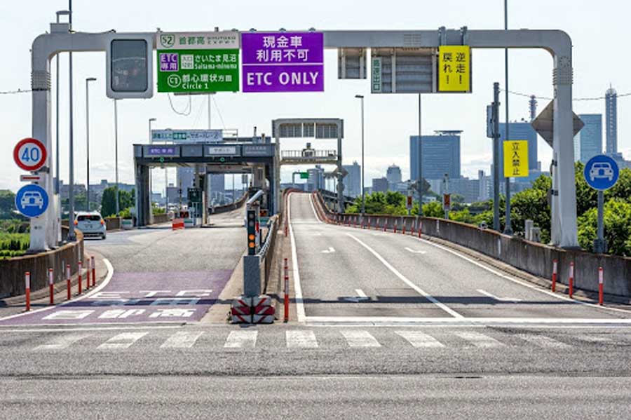 首都高埼玉大宮線。終点のさいたま見沼ランプも入選と出線が隣同士(画像:写真AC)