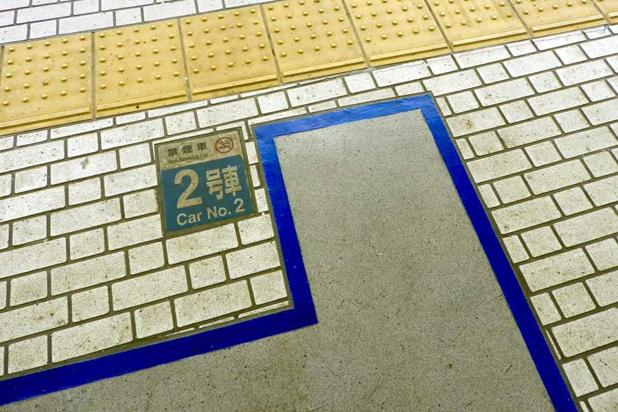 東海道新幹線の2号車乗車位置（画像：写真AC）
