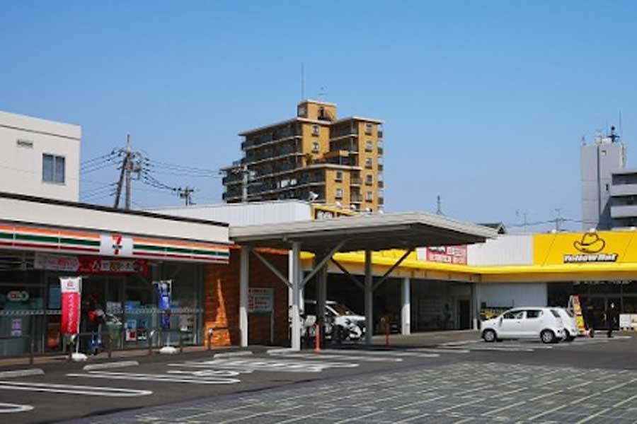 コンビニでのソーラーロード設置例（画像：Wattway）