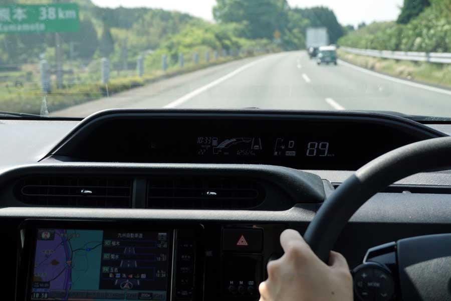 高速道路を運転する様子(画像：写真AC)