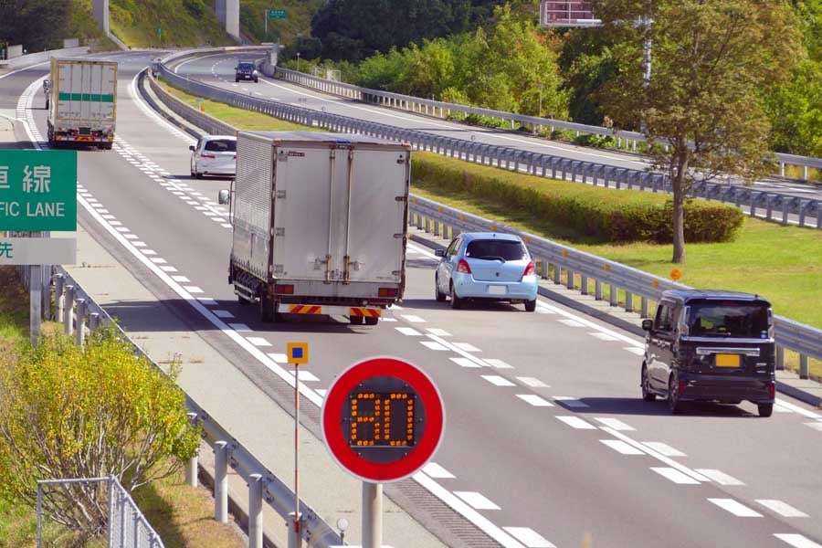高速道路を走行する自動車(画像：写真AC)