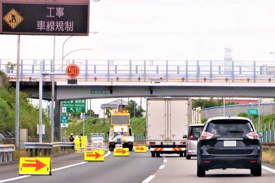 高速道路での工事車線規制の様子(画像:写真AC)