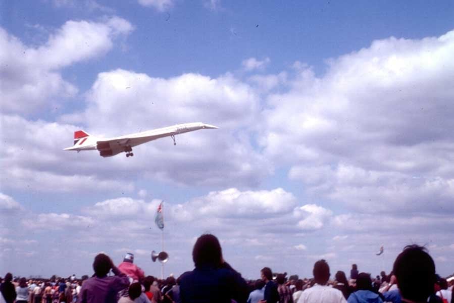 1981年8月、航空ショーで低空フライバイを行うコンコルド（画像：E Gammie）