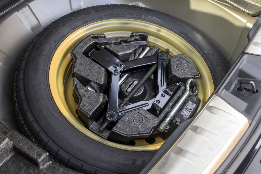 スペアタイヤ等にいかがですか？ 新車から「スペアタイヤ」が消えた！ いったいなぜ？ 道路事情「改善