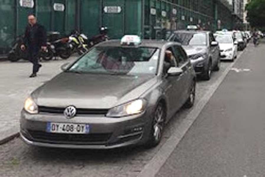 フランス・リヨンには駅前に多くのタクシーが待機し、乗降もスムーズ。筆者撮影(画像:牧村和彦)