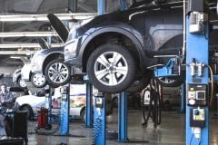 「即日車検」はなぜ最短45分で終わるのか？――スピード整備を支える指定工場、コスト半額の正体とは