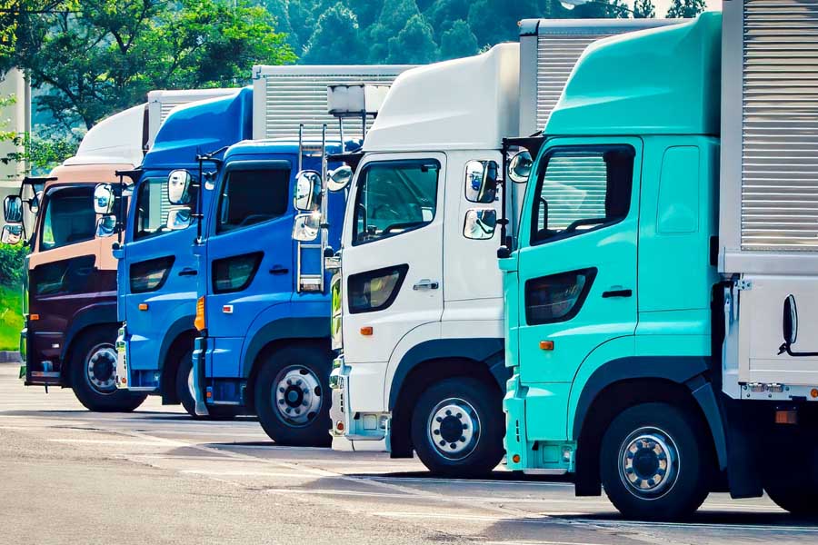 物流トラック（画像：写真AC）