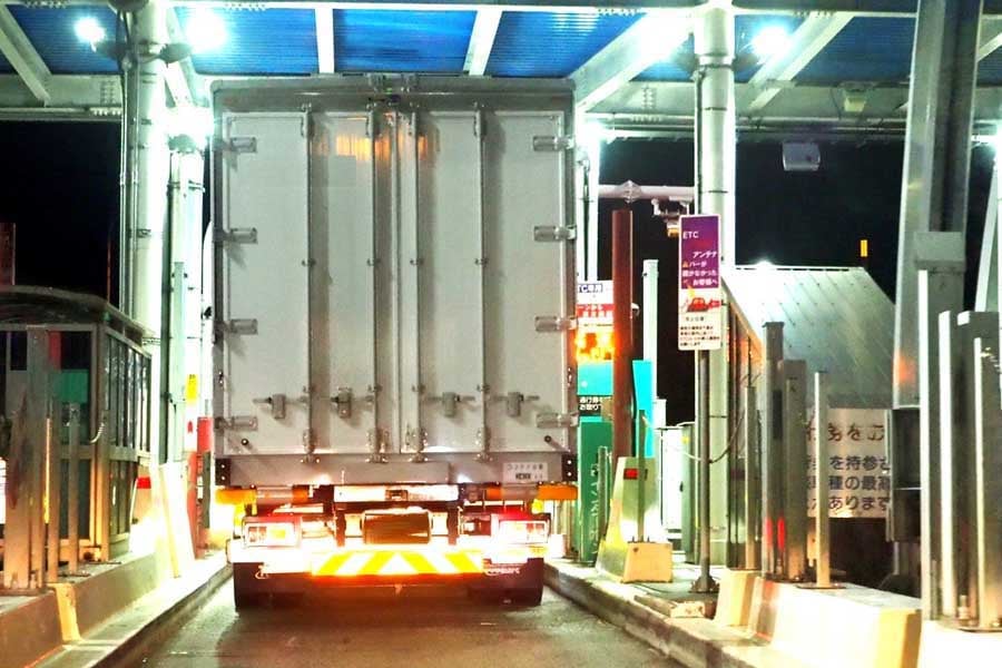 物流トラック(画像:写真AC)