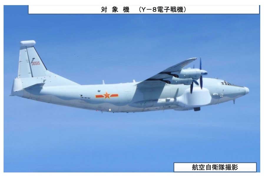 沖縄本島と宮古島間を飛ぶ中国の電子戦機Y-8G(画像:防衛省)