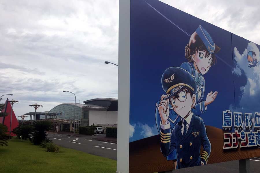 名探偵コナンが搭乗客を出迎える鳥取空港（画像：高田泰）