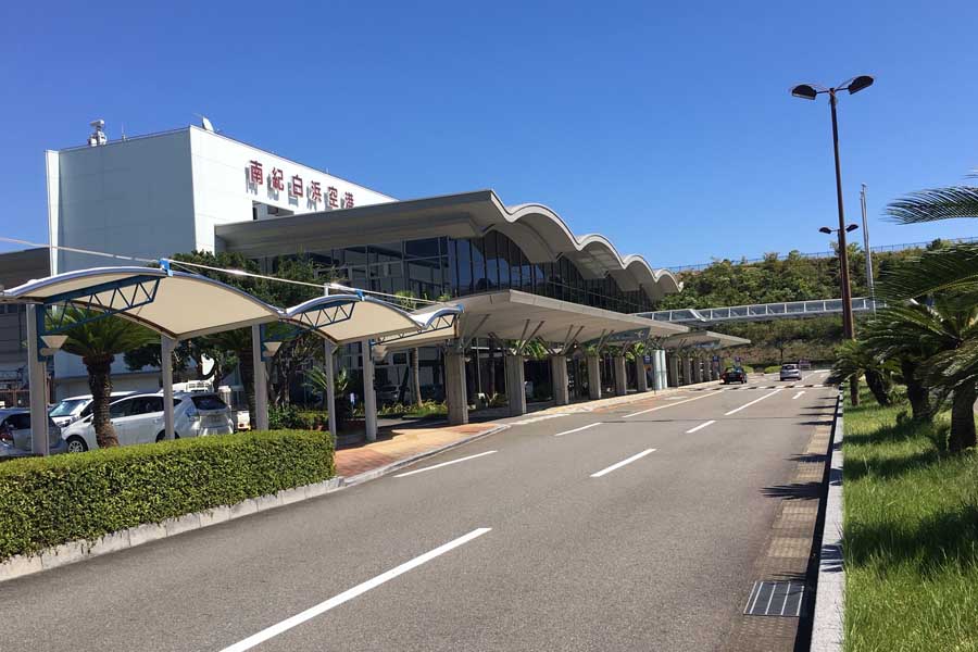 「熊野白浜リゾート空港」の愛称をつけた南紀白浜空港（画像：高田泰）