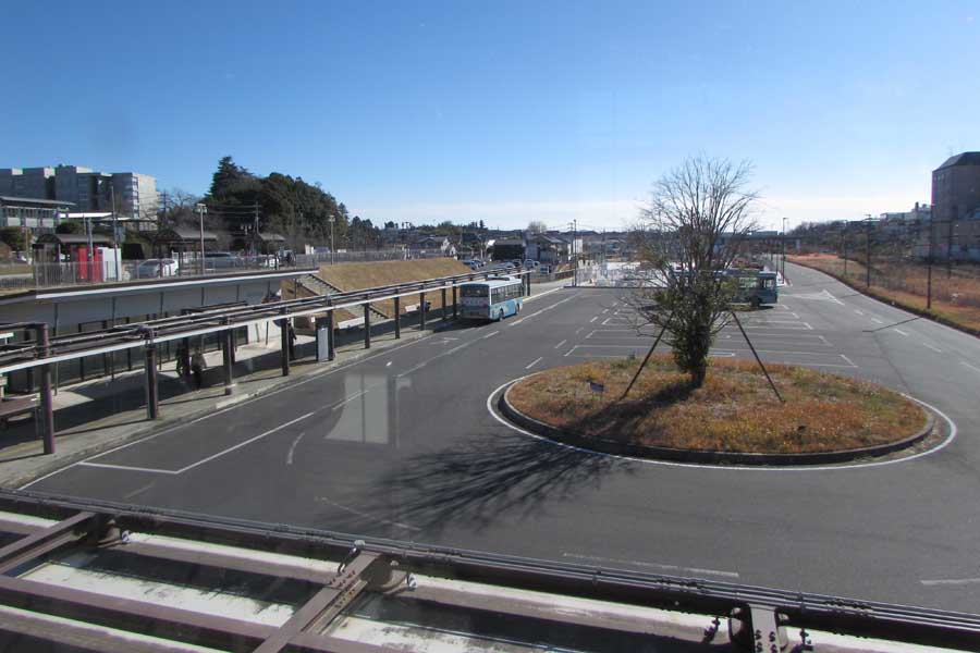 空港へのバス乗り場と待合が整備されたJR石岡駅東口（画像：菅原康晴）