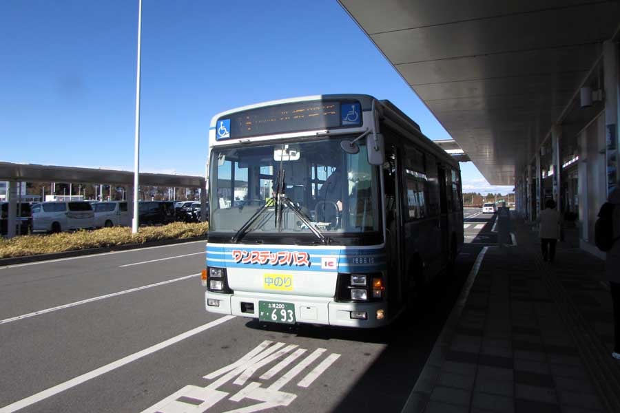石岡駅を出発し、茨城空港に到着したバス（画像：菅原康晴）