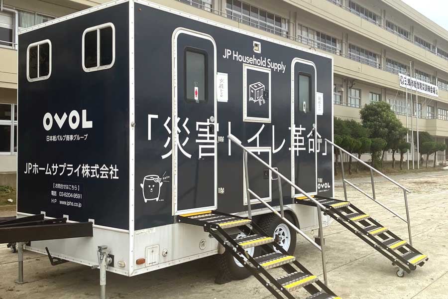災害時やイベントに使用できるトイレトレーラー(画像:JPホームサプライ)