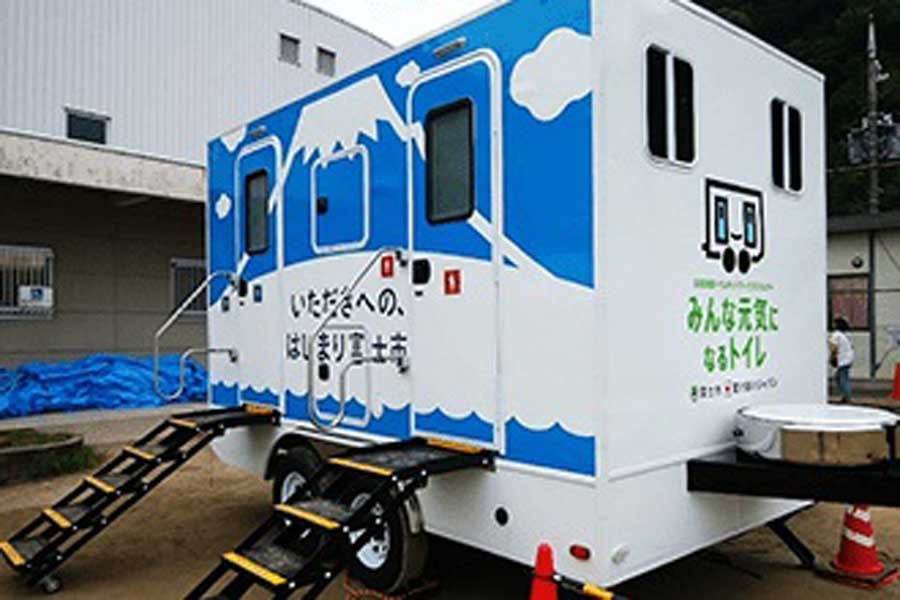 イベントに設置されたトイレトレーラー（画像：助けあいジャパン）
