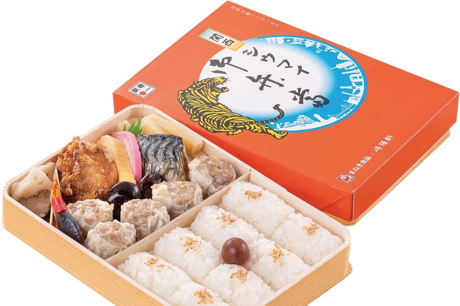 万博会場ORAブースにてコラボレーション事業を実施する「まねき食品」「荻野屋」「崎陽軒」老舗駅弁3社の製品（画像：まねき食品）