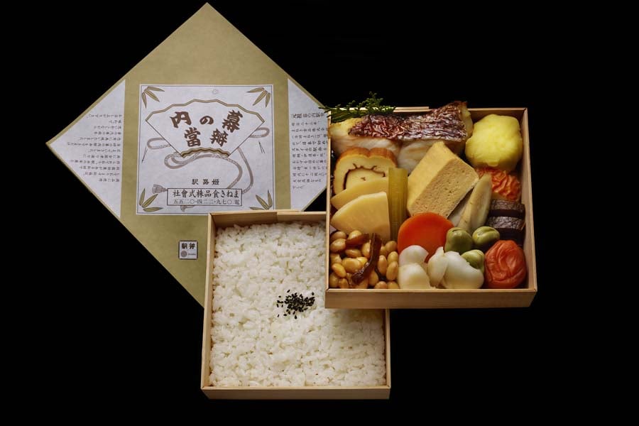 万博会場ORAブースにてコラボレーション事業を実施する「まねき食品」「荻野屋」「崎陽軒」老舗駅弁3社の製品（画像：まねき食品）