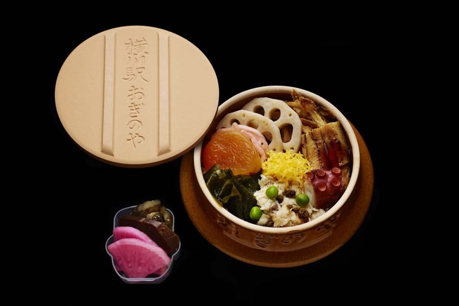 万博会場ORAブースにてコラボレーション事業を実施する「まねき食品」「荻野屋」「崎陽軒」老舗駅弁3社の製品（画像：まねき食品）