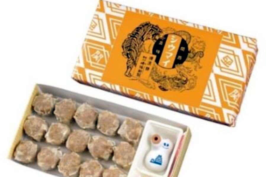 万博会場ORAブースにてコラボレーション事業を実施する「まねき食品」「荻野屋」「崎陽軒」老舗駅弁3社の製品（画像：まねき食品）