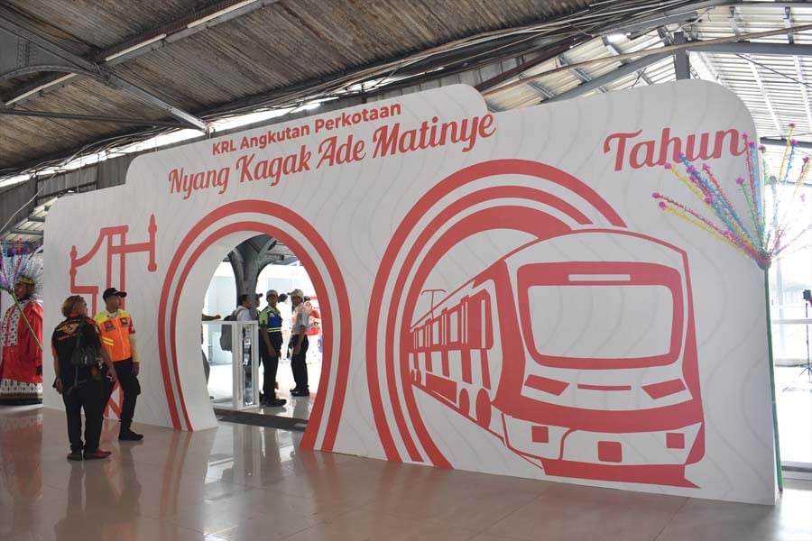 インドネシア電化100周年式典の入り口。モチーフはCRRC製のCLI-125型だった（画像：高木聡）