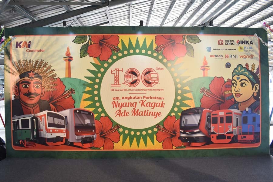 インドネシア電化100周年会場のフォトスポット。CRRCがスポンサーのひとつであることがわかる（画像：高木聡）