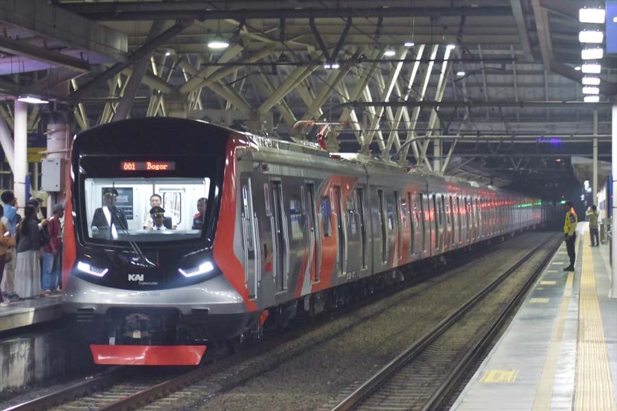 高架化が完成したマンガライ駅に入線する営業中のCLI-125型。新時代の到来を感じる（画像：高木聡）