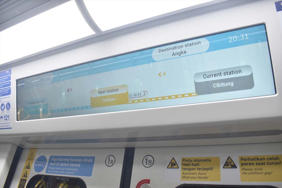 ドア上の大型LCD。次駅案内や走行位置を表示する（画像：高木聡）