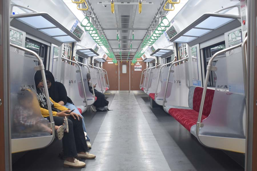 車内の様子。この角度から撮影すると日本の通勤型車両のように見えるが、これはKCIの要求仕様に基づいている（画像：高木聡）