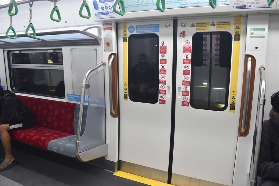 ドア付近の様子。これもKCIの要求仕様に基づき、デザインや機能性を日本の通勤型車両に近づけている（画像：高木聡）