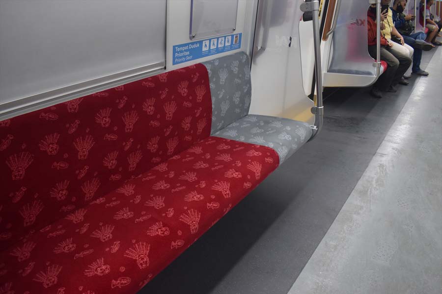 座席もKCIの要求仕様に基づき、クッション性のあるモケット仕様になった（画像：高木聡）