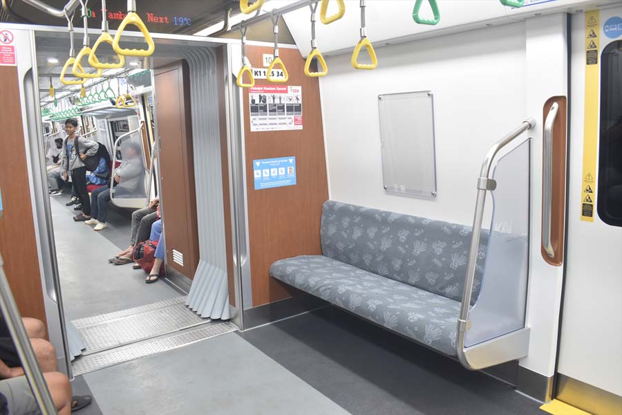 車端部の優先席と連結部分の様子。欧州製のモジュラーメトロ等と同様に貫通扉がなく、立ち席スペースとして開放されている（画像：高木聡）