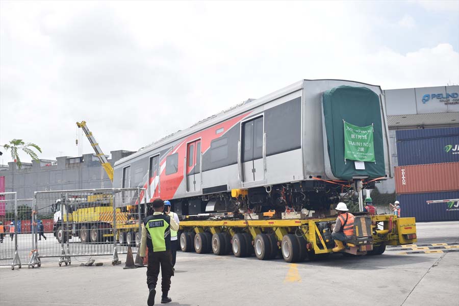 トレーラーで搬入場所に輸送されてきた第1編成（画像：高木聡）